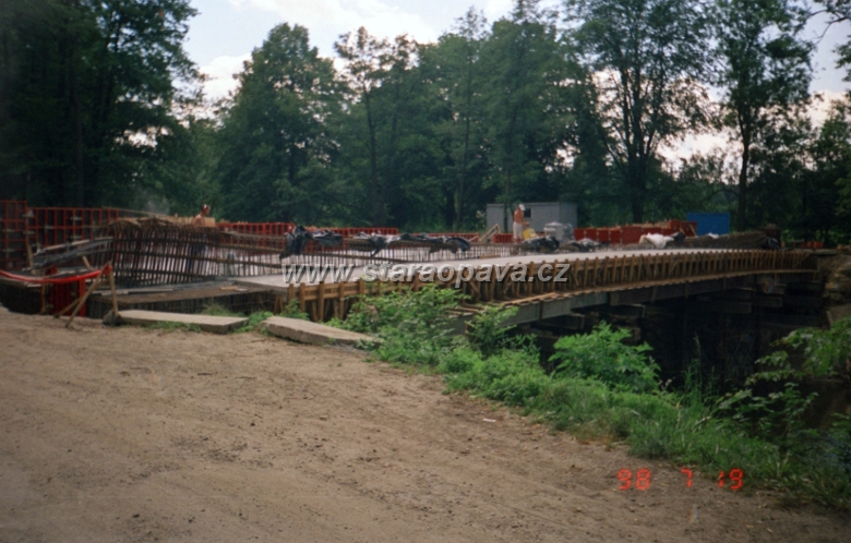 reka (16).jpg - Stavba současného mostu přes řeku u Vojenského splavu v roce 1998, předchozí most zničily povodně v roce 1997.